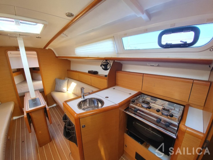 Sun Odyssey 33i - Yacht Charter Sailica