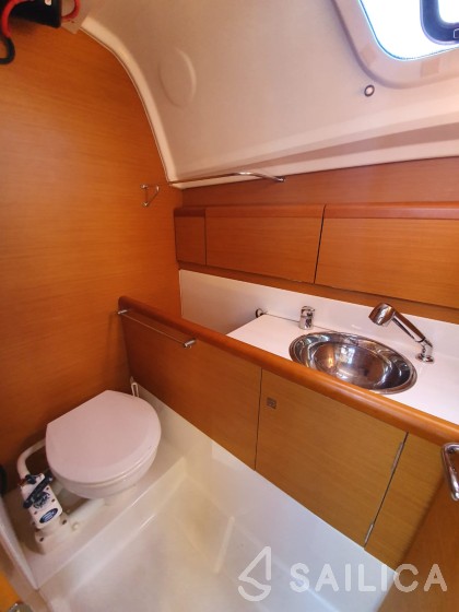 Sun Odyssey 33i - Yacht Charter Sailica