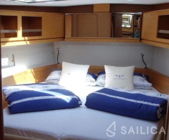 Dufour 520 GL - Yacht Charter Sailica