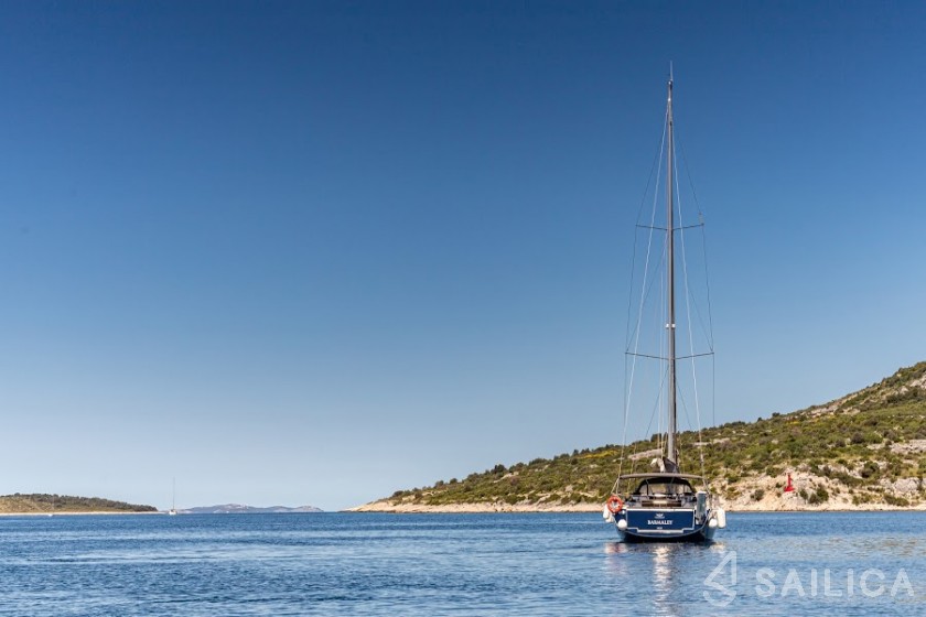 Dufour 520 GL - Yacht Charter Sailica