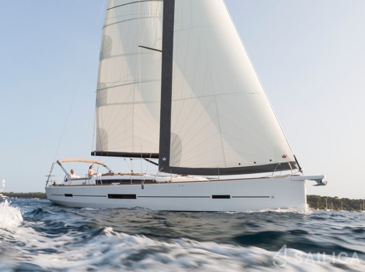 Dufour 520 GL - Yacht Charter Sailica