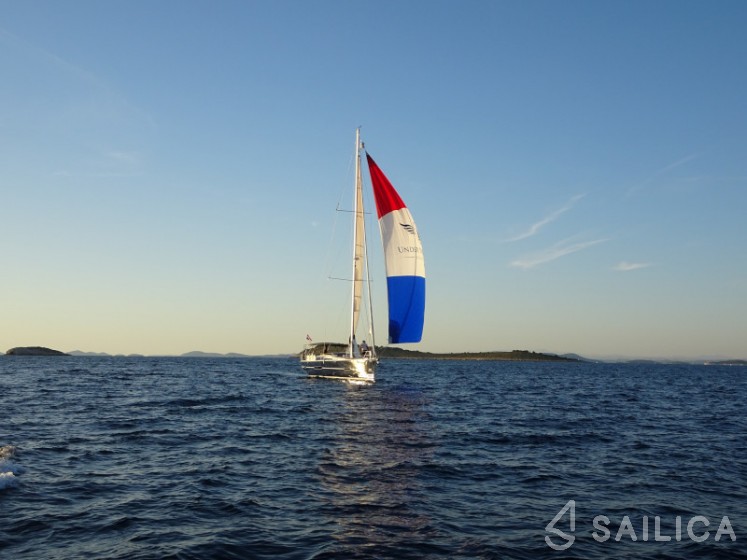 Dufour 520 GL - Yacht Charter Sailica
