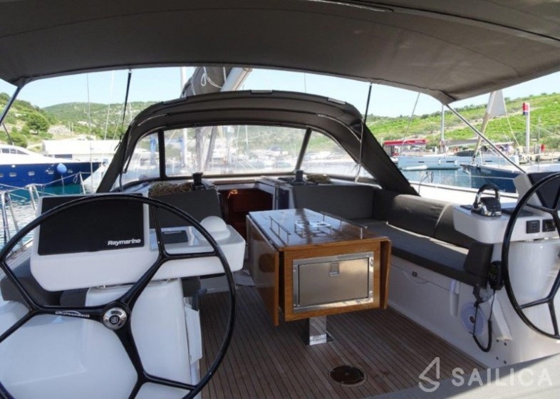 Dufour 520 GL - Yacht Charter Sailica