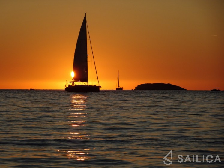 Dufour 520 GL - Yacht Charter Sailica