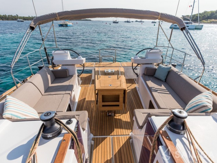 Dufour 520 GL - Yacht Charter Sailica