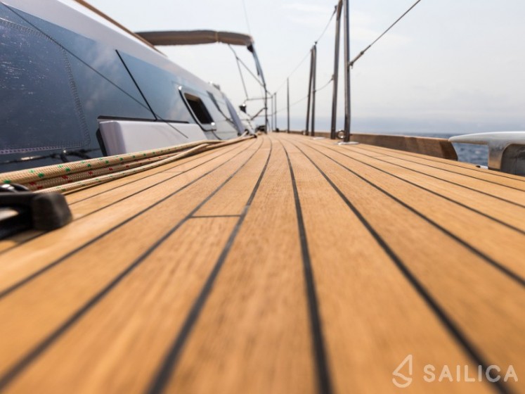 Dufour 520 GL - Yacht Charter Sailica