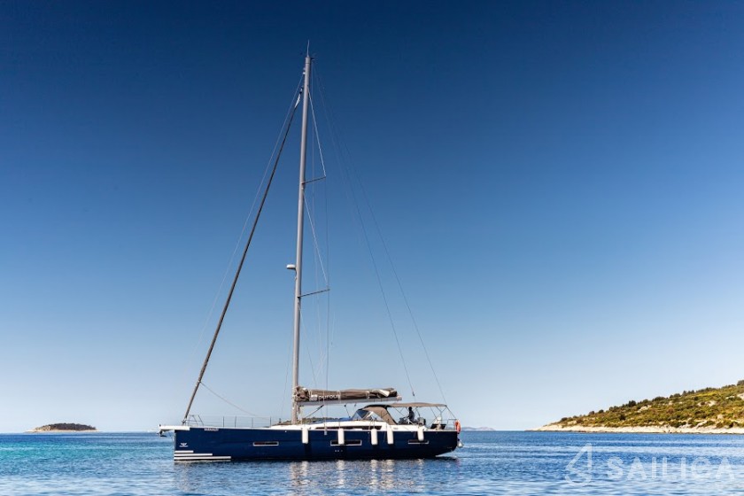 Dufour 520 GL - Yacht Charter Sailica