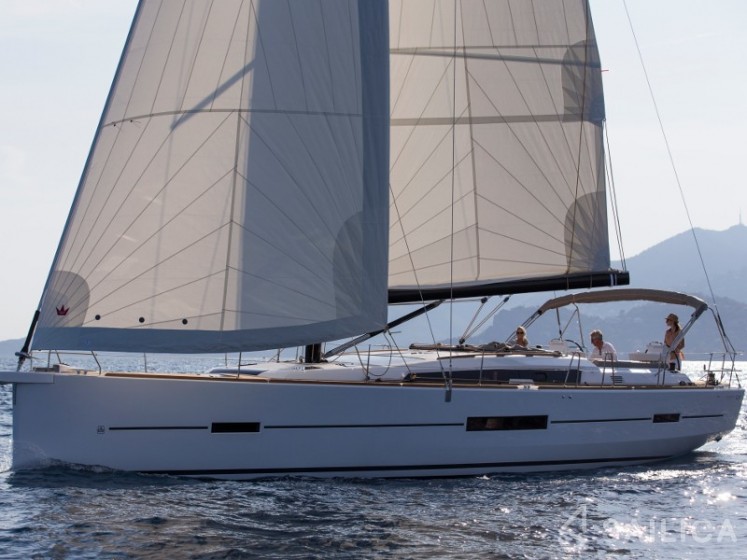 Dufour 520 GL - Yacht Charter Sailica