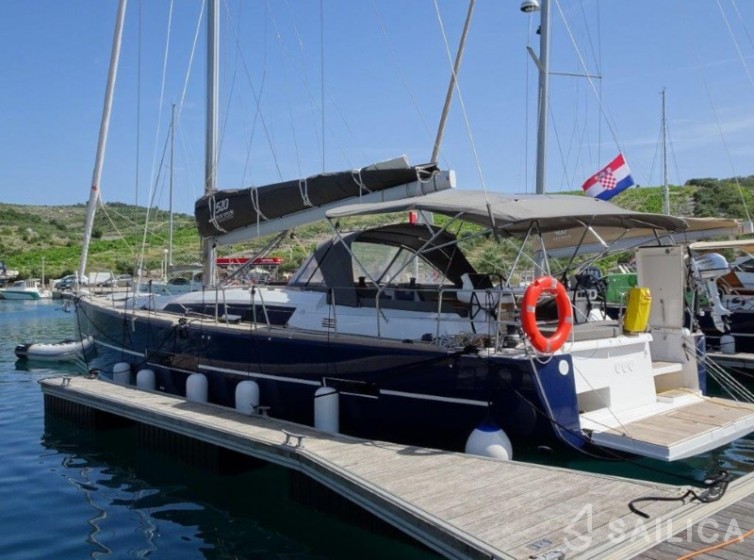 Dufour 520 GL - Yacht Charter Sailica