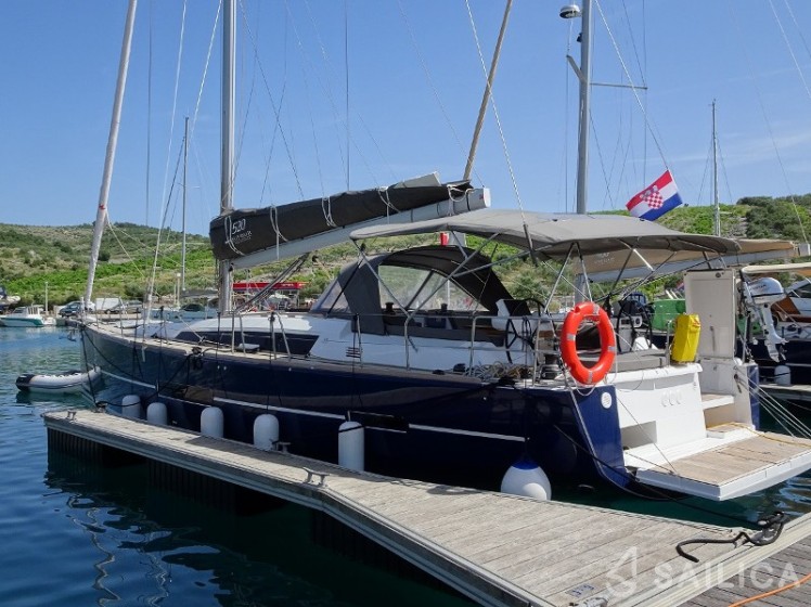 Dufour 520 GL - Yacht Charter Sailica