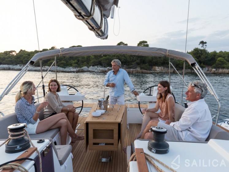 Dufour 520 GL - Yacht Charter Sailica