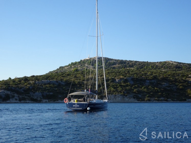 Dufour 520 GL - Yacht Charter Sailica