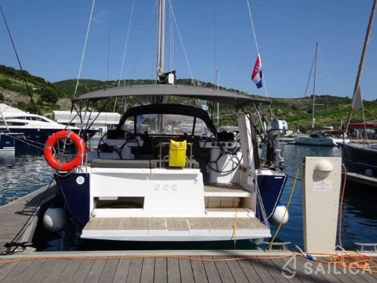 Dufour 520 GL - Yacht Charter Sailica