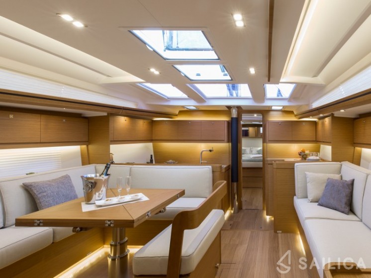 Dufour 520 GL - Yacht Charter Sailica