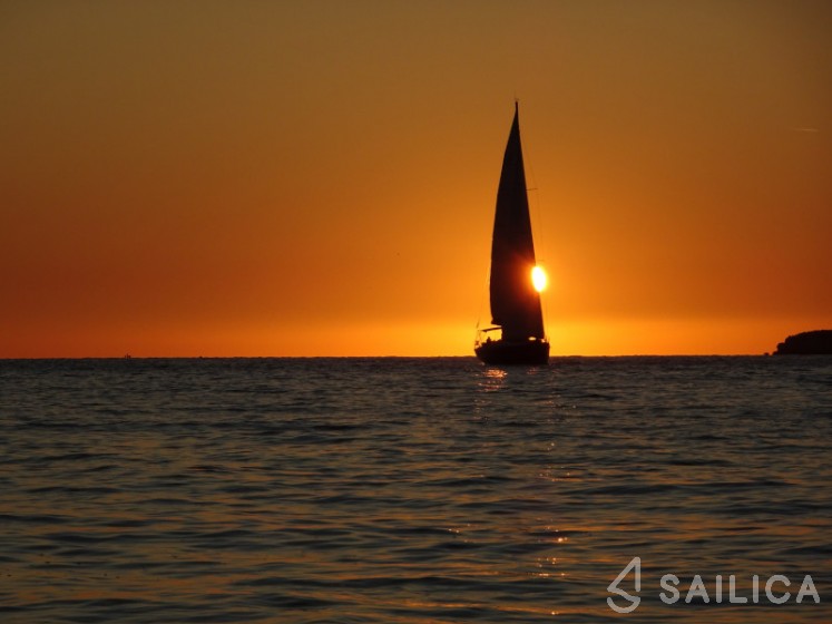 Dufour 520 GL - Yacht Charter Sailica
