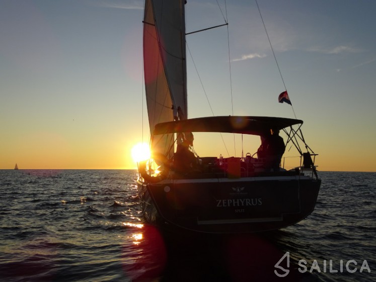 Dufour 520 GL - Yacht Charter Sailica