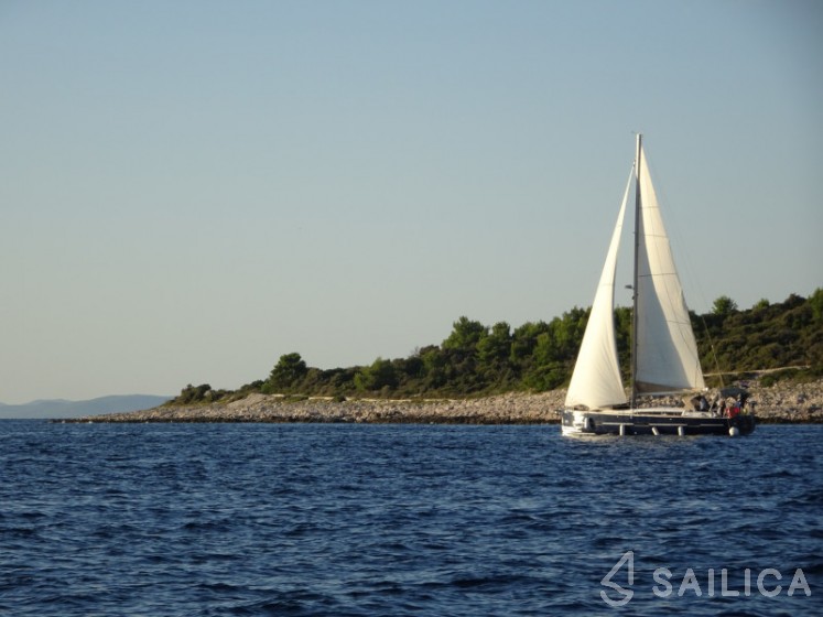 Dufour 520 GL - Yacht Charter Sailica