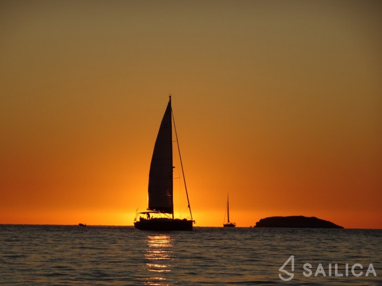 Dufour 520 GL - Yacht Charter Sailica