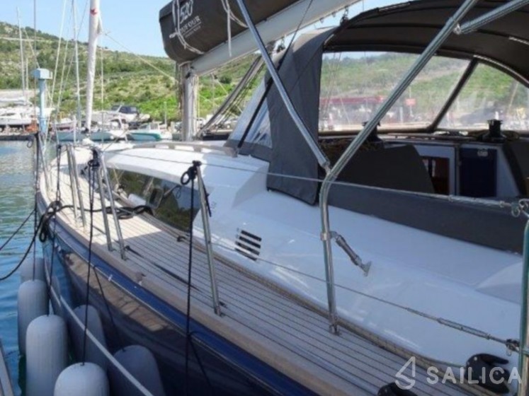 Dufour 520 GL - Yacht Charter Sailica