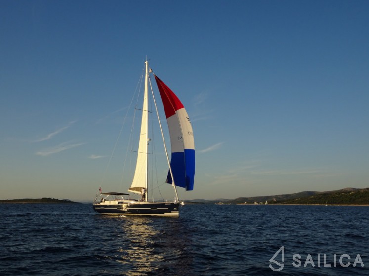 Dufour 520 GL - Yacht Charter Sailica