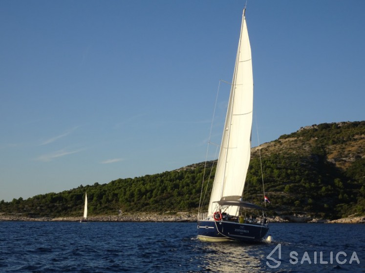 Dufour 520 GL - Yacht Charter Sailica