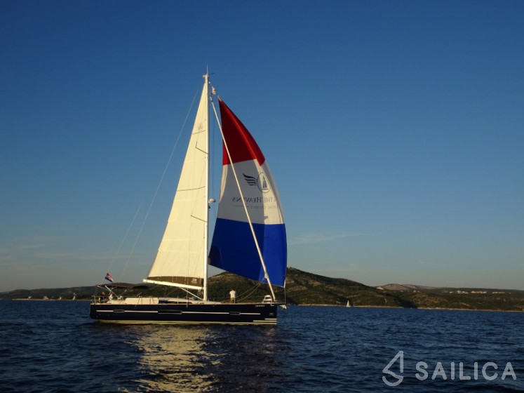 Dufour 520 GL - Yacht Charter Sailica