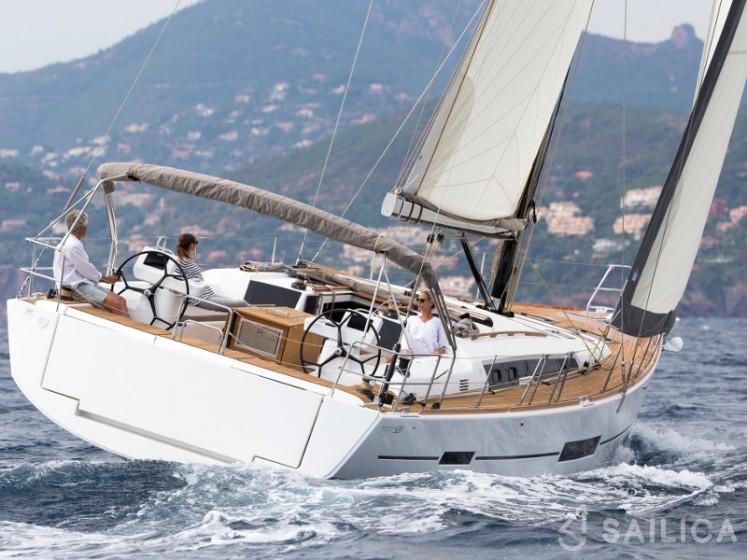 Dufour 520 GL - Yacht Charter Sailica