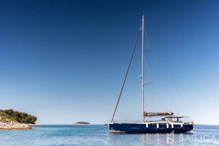 Dufour 520 GL - Yacht Charter Sailica