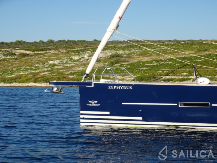 Dufour 520 GL - Yacht Charter Sailica