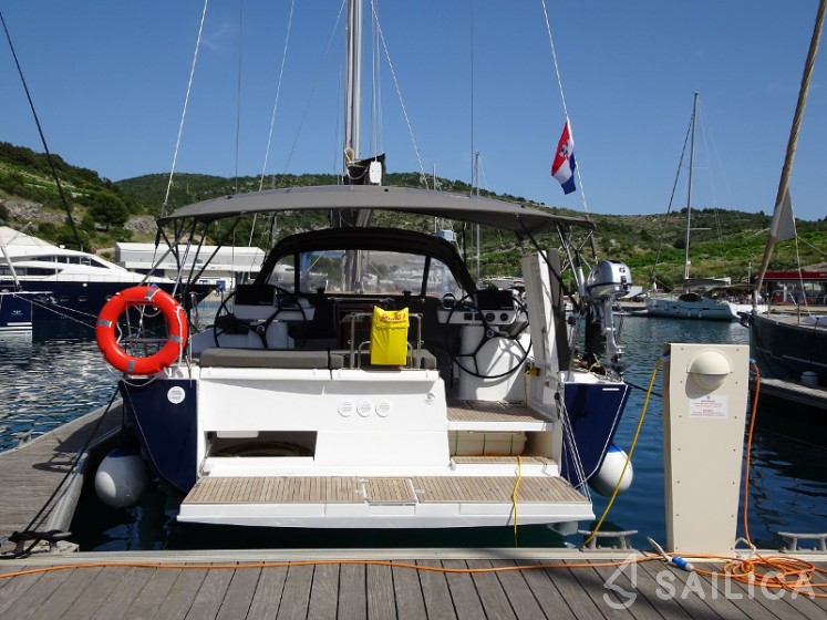 Dufour 520 GL - Yacht Charter Sailica