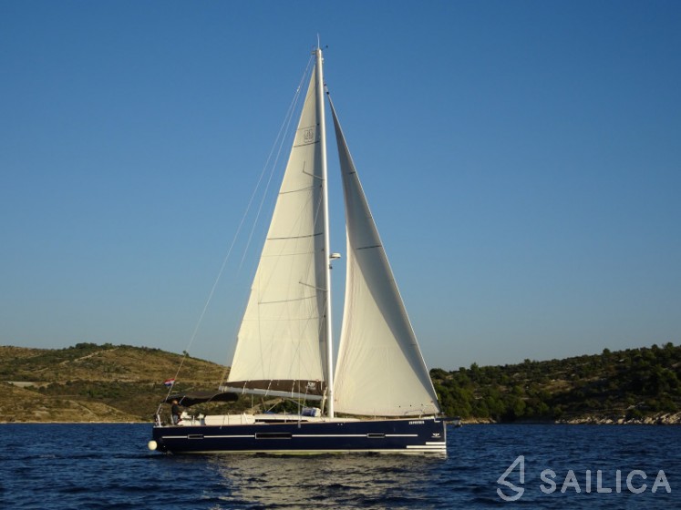 Dufour 520 GL - Yacht Charter Sailica