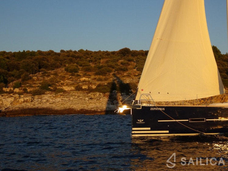 Dufour 520 GL - Yacht Charter Sailica