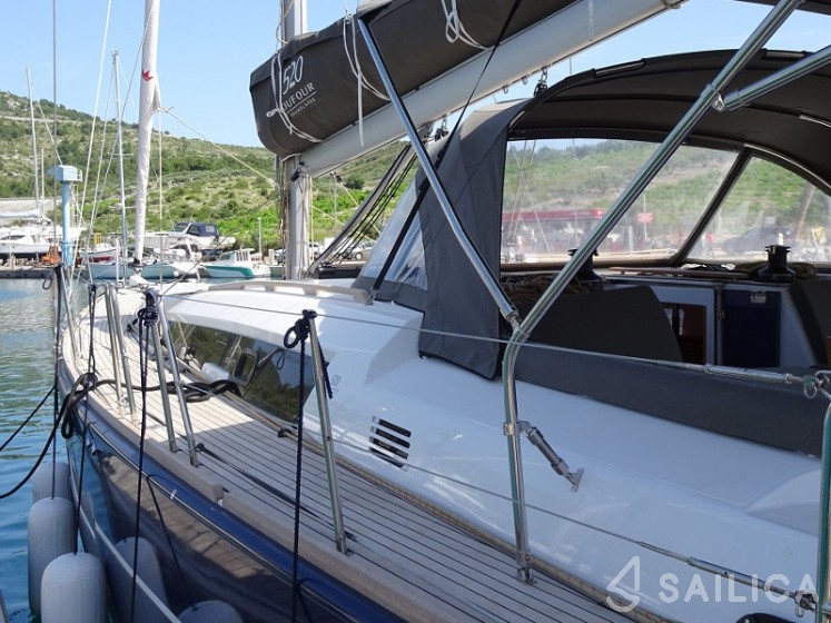 Dufour 520 GL - Yacht Charter Sailica
