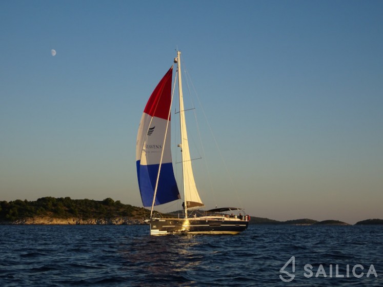 Dufour 520 GL - Yacht Charter Sailica