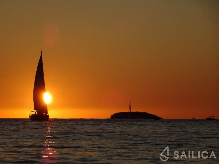 Dufour 520 GL - Yacht Charter Sailica