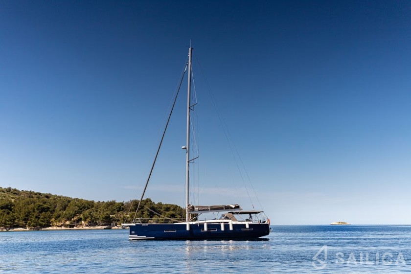 Dufour 520 GL - Yacht Charter Sailica