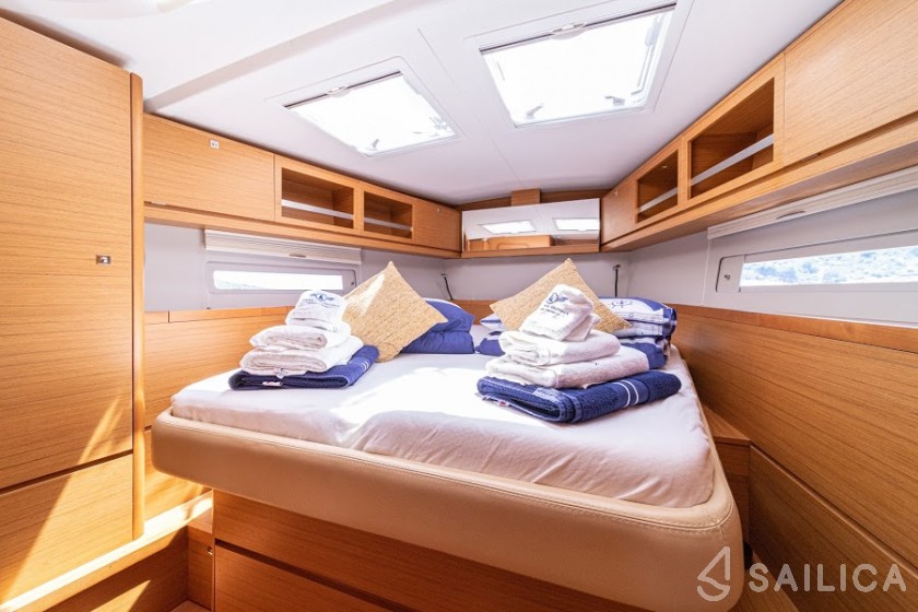 Dufour 520 GL - Yacht Charter Sailica