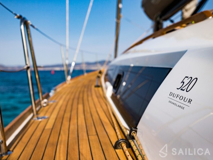 Dufour 520 GL - Yacht Charter Sailica
