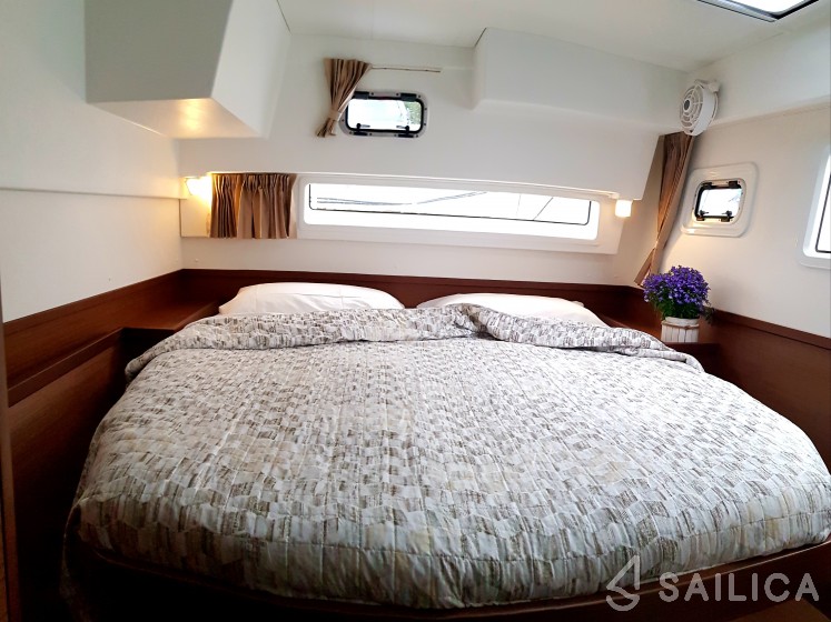 Lagoon 42 - Yacht Charter Sailica