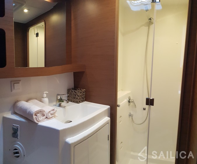 Lagoon 42 - Yacht Charter Sailica