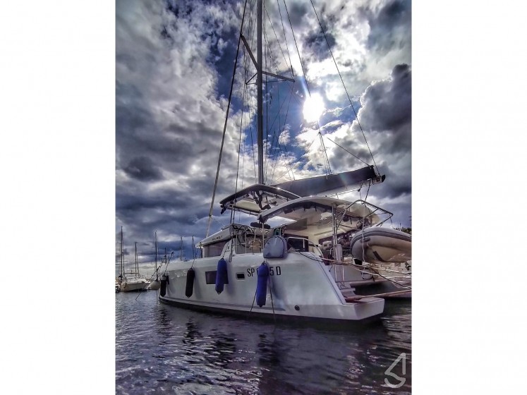 Lagoon 42 - Yacht Charter Sailica