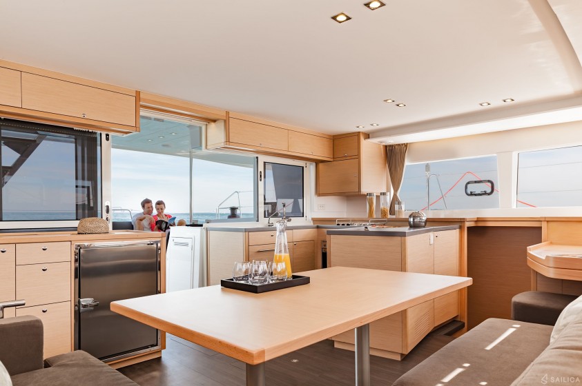 Lagoon 450  Flybridge - Yacht Charter Sailica