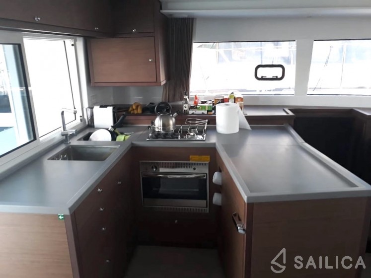 Lagoon 450  Flybridge - Yacht Charter Sailica