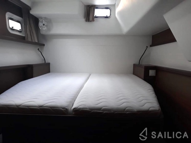 Lagoon 450  Flybridge - Yacht Charter Sailica