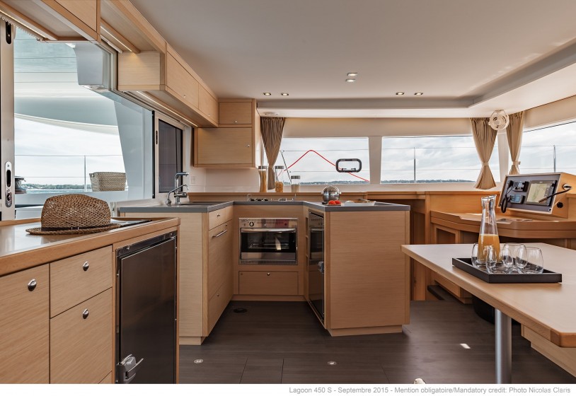 Lagoon 450  Flybridge - Yacht Charter Sailica
