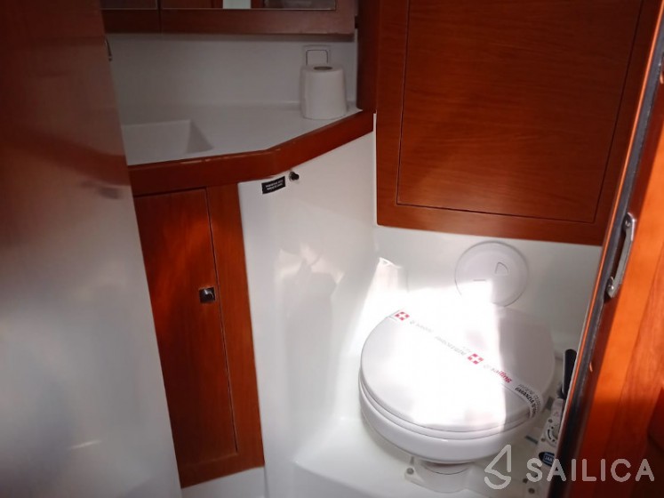 Oceanis 45 - Yacht Charter Sailica
