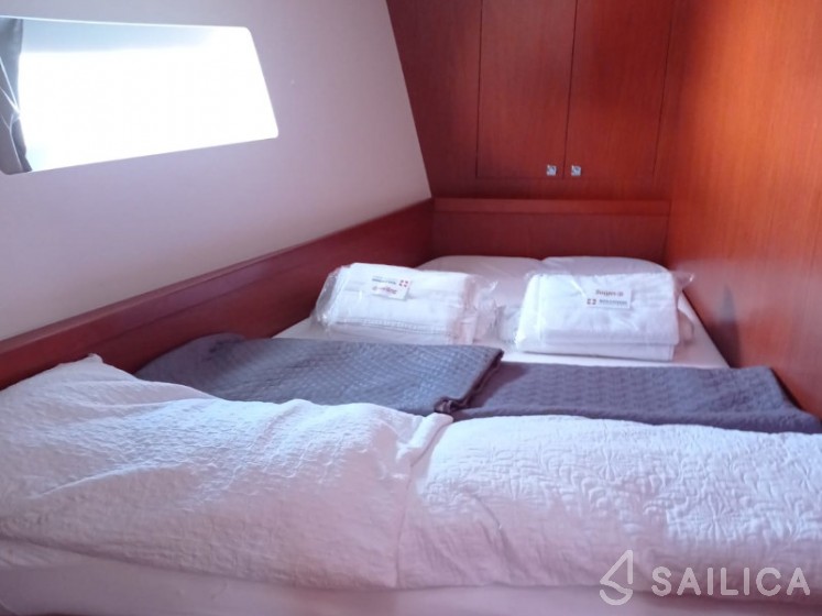 Oceanis 45 - Yacht Charter Sailica