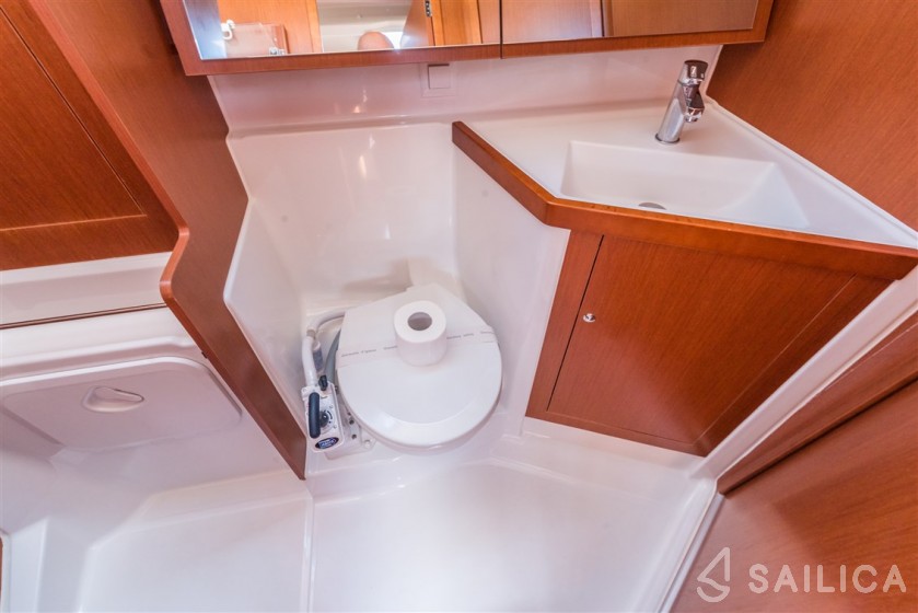Oceanis 41.1 - Yacht Charter Sailica