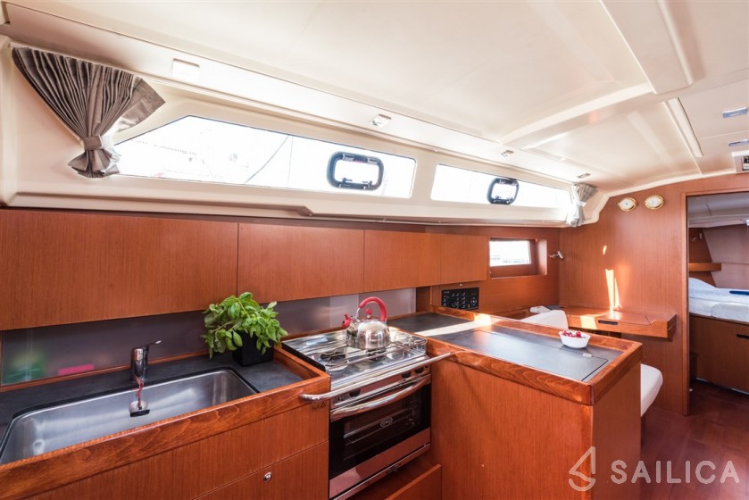 Oceanis 41.1 - Yacht Charter Sailica