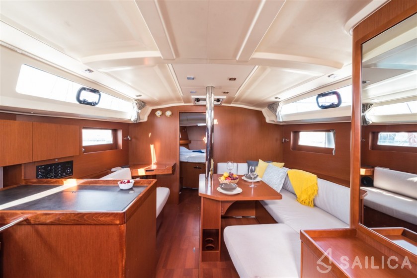 Oceanis 41.1 - Yacht Charter Sailica
